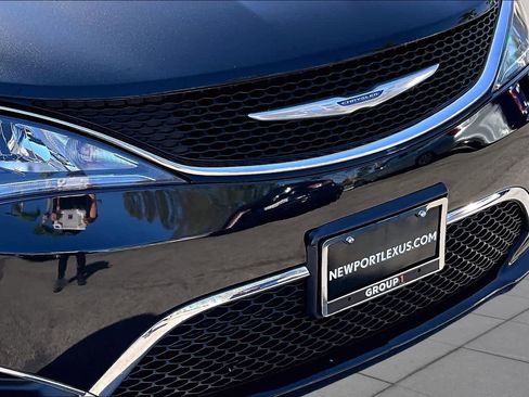 Used 2018 Chrysler Pacifica Limited w/ Tire & Wheel Group FWD image 28