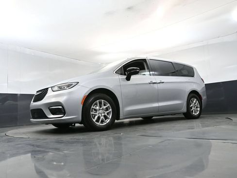 Used 2024 Chrysler Pacifica Touring-L FWD image 20