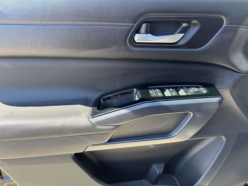 Used 2025 Nissan Pathfinder SL w/ SL Premium Package image 16