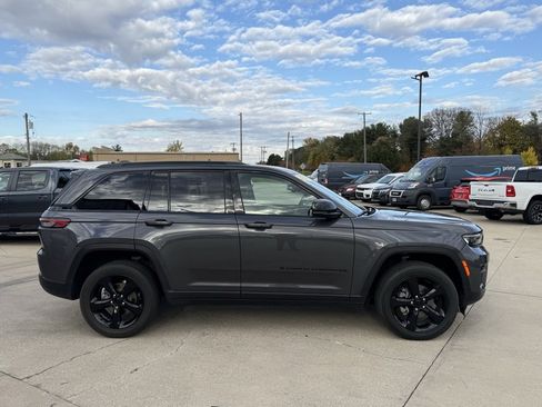 Certified 2024 Jeep Grand Cherokee Altitude image 8