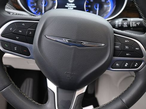 Used 2023 Chrysler Pacifica Limited FWD image 12