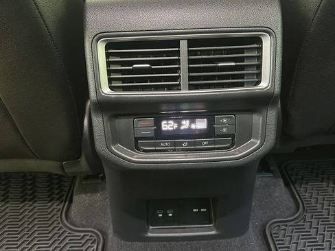 Used 2025 Volkswagen Atlas SE image 30