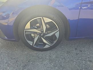 Used 2022 Hyundai Elantra Limited w/ Preferred Accessory Package FWD video 2