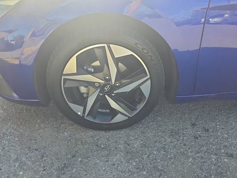 Used 2022 Hyundai Elantra Limited w/ Preferred Accessory Package FWD image 2