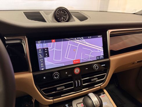 Certified 2025 Porsche Macan image 23
