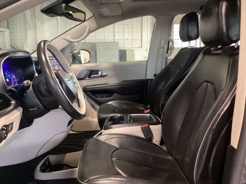 Used 2019 Chrysler Pacifica Limited w/ Advanced Safetytec Group image 29