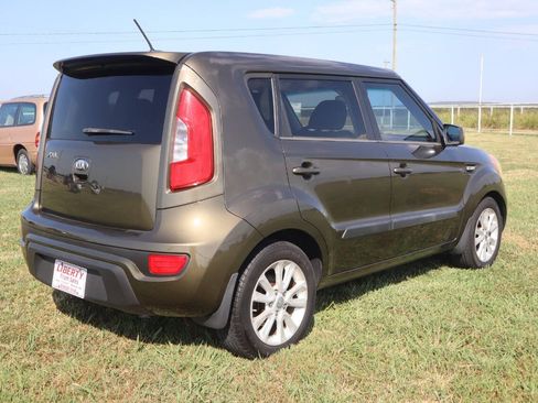 Used 2013 Kia Soul FWD image 2