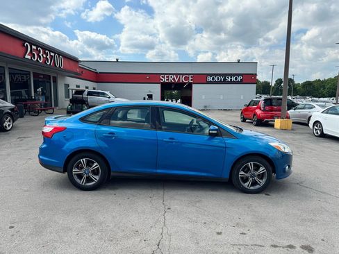 Used 2012 Ford Focus SE FWD image 2