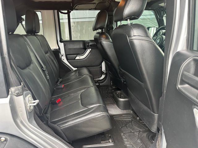 Used 2016 Jeep Wrangler Unlimited Rubicon w/ Connectivity Group AWD/4WD image 10