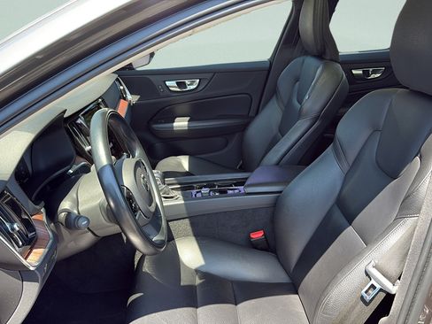 Used 2021 Volvo V60 T5 Momentum FWD image 9