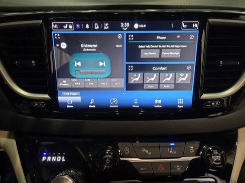 Used 2024 Chrysler Pacifica Touring-L image 22