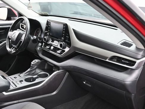 Used 2021 Toyota Highlander LE image 38