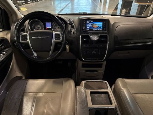 Used 2013 Chrysler Town & Country Touring FWD image 9
