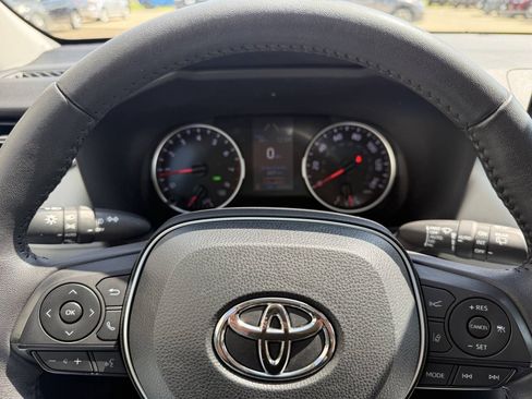 Used 2022 Toyota RAV4 XLE Premium AWD/4WD image 7