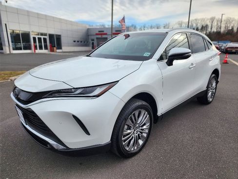 Used 2024 Toyota Venza XLE image 3