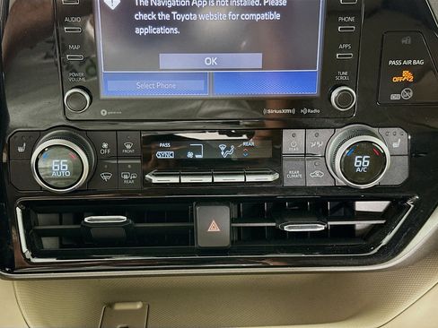 Used 2021 Toyota Highlander XLE image 22