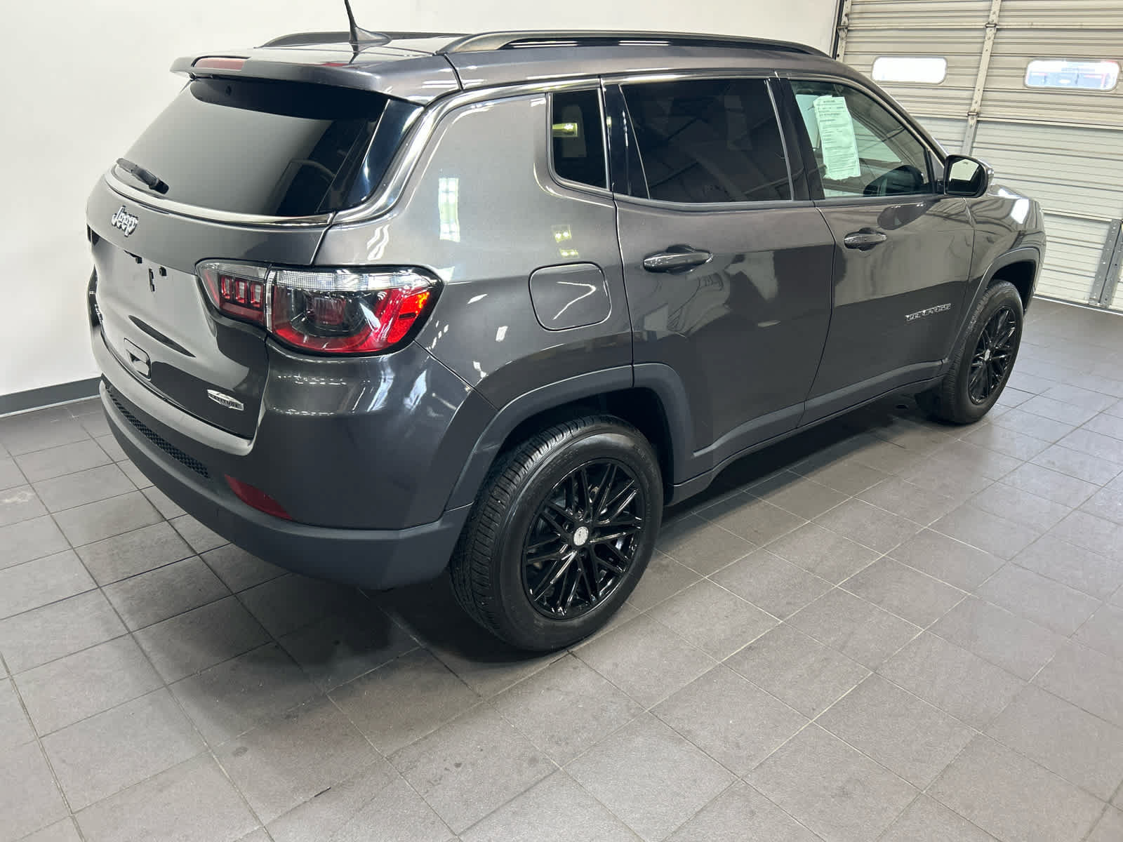 Used 2022 Jeep Compass Latitude w/ Convenience Group AWD/4WD image 3