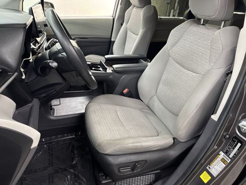 Used 2024 Toyota Sienna LE FWD image 25