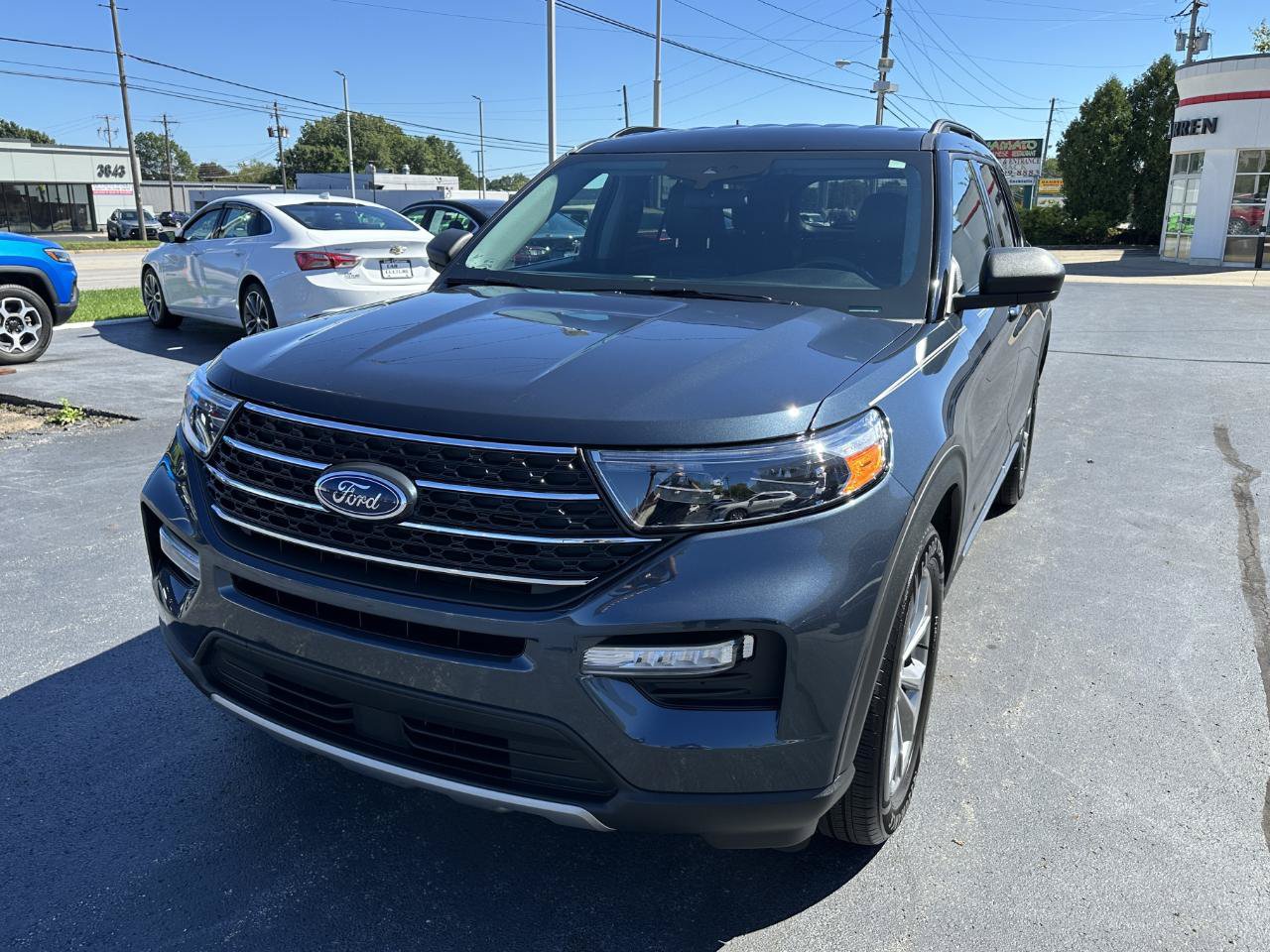 Used 2022 Ford Explorer XLT w/ Equipment Group 202A AWD/4WD image 6