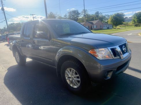 Used 2018 Nissan Frontier SV AWD/4WD image 3