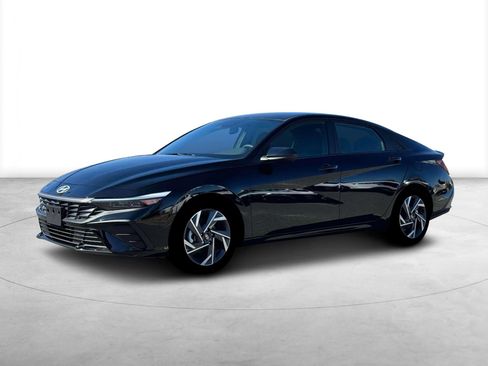 New 2025 Hyundai Elantra SEL image 2
