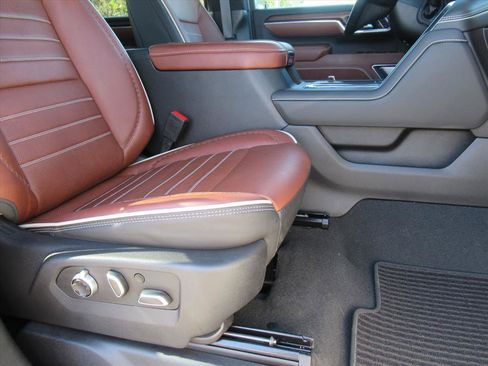 Used 2025 GMC Sierra 2500 Denali Ultimate image 12