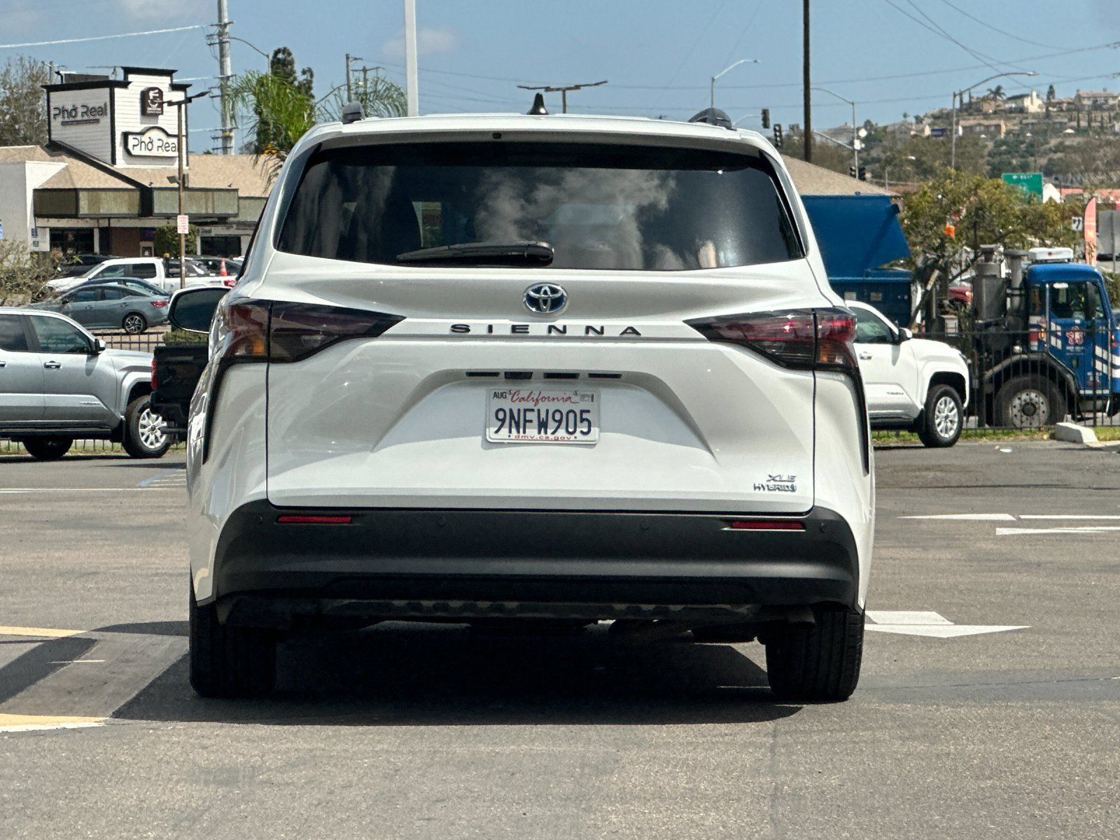 Used 2024 Toyota Sienna XLE FWD image 4