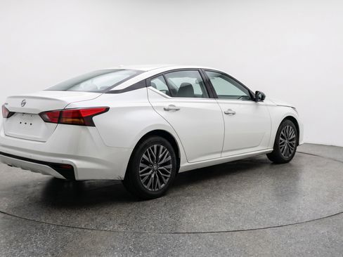 Used 2025 Nissan Altima 2.5 SV FWD image 9