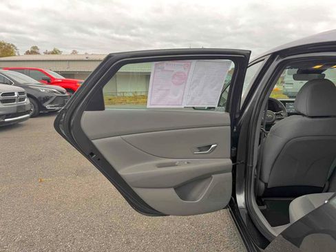 Used 2021 Hyundai Elantra SE image 15