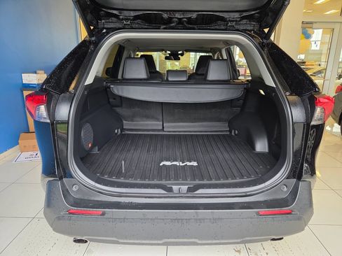 Used 2022 Toyota RAV4 XLE Premium AWD/4WD image 9