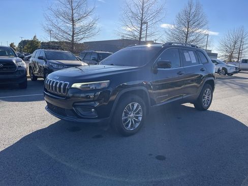 Used 2021 Jeep Cherokee Latitude Lux w/ Mopar Interior Package image 3