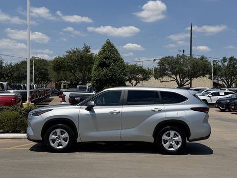 Certified 2025 Toyota Highlander LE FWD image 4