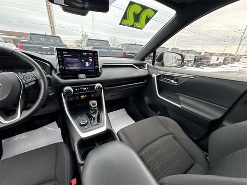 Used 2022 Toyota RAV4 SE image 11