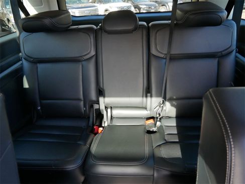 Used 2017 Jeep Grand Cherokee Overland w/ Jeep Active Safety Group image 14