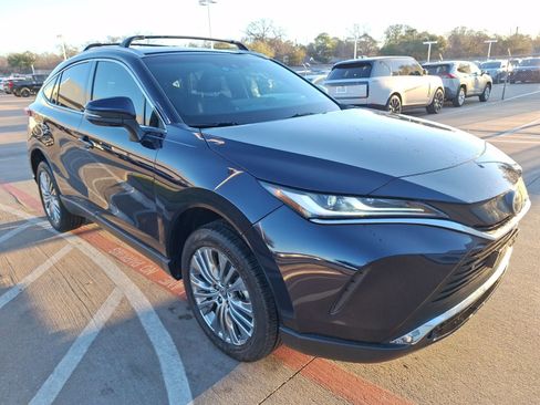 Used 2023 Toyota Venza Limited image 8