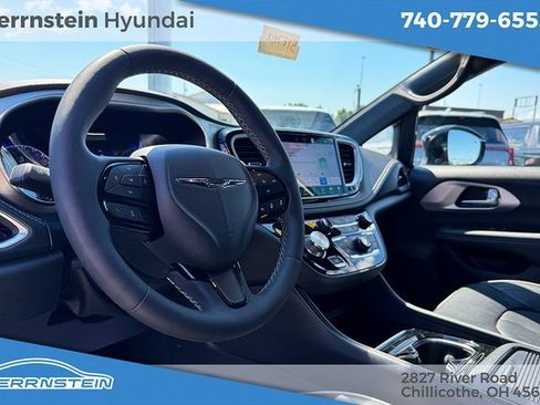 Used 2023 Chrysler Pacifica Limited w/ S Appearance Package image 20