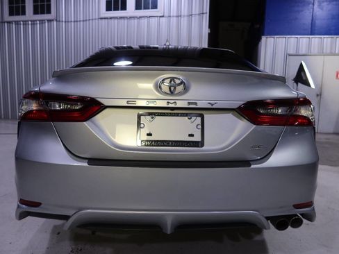 Used 2022 Toyota Camry SE image 4