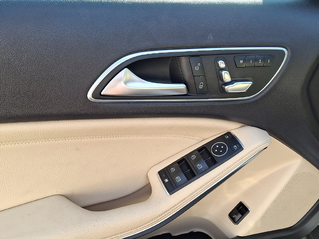 Used 2020 Mercedes-Benz GLA 250 4MATIC w/ Premium Package image 12
