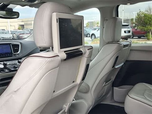 Used 2017 Chrysler Pacifica Limited w/ UConnect Theater Package image 7