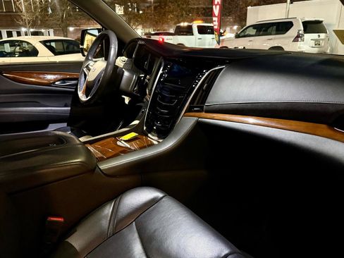 Used 2020 Cadillac Escalade Luxury image 26