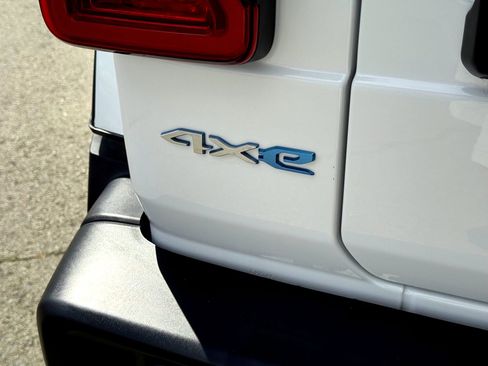 Used 2024 Jeep Wrangler Unlimited Sahara image 10