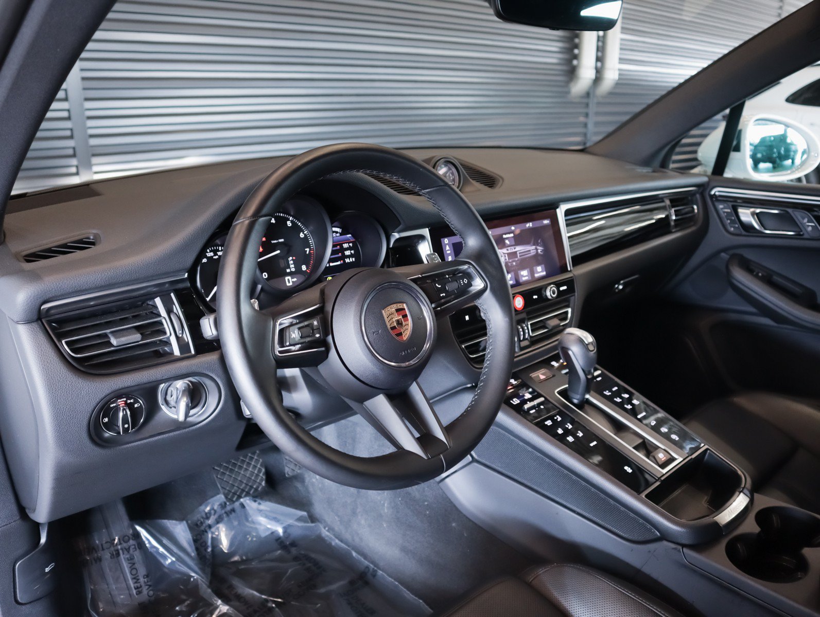 Certified 2024 Porsche Macan AWD/4WD image 4