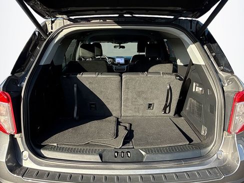 Used 2022 Ford Explorer XLT w/ Equipment Group 202A image 14