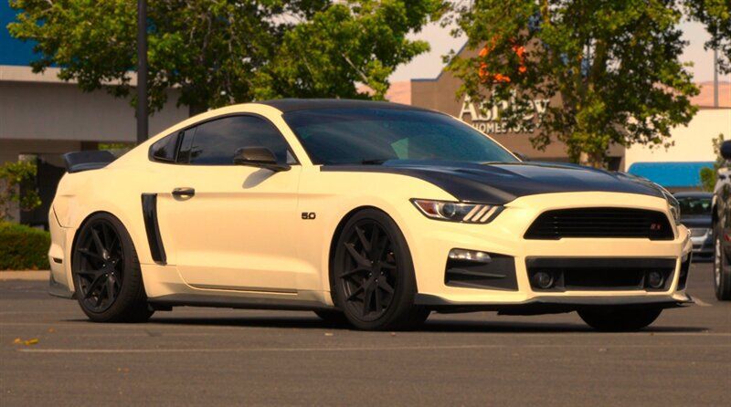Used 2017 Ford Mustang GT Premium w/ GT Performance Package RWD image 7