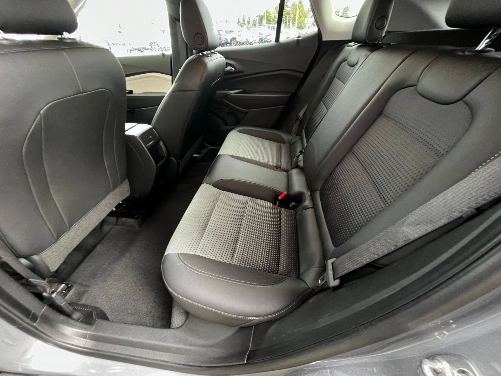 Used 2025 Chevrolet Trax LT w/ LT Convenience Package FWD image 26
