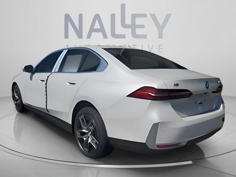 Used 2025 BMW i5 eDrive40i w/ Premium Package RWD image 3