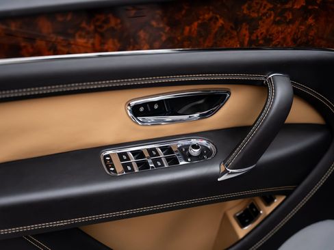 Used 2018 Bentley Bentayga AWD/4WD image 54