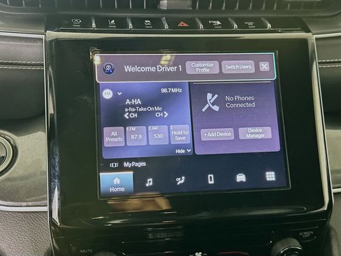 Used 2023 Jeep Grand Cherokee Laredo AWD/4WD image 19