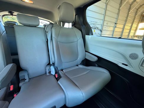 Used 2025 Toyota Sienna XLE FWD image 39