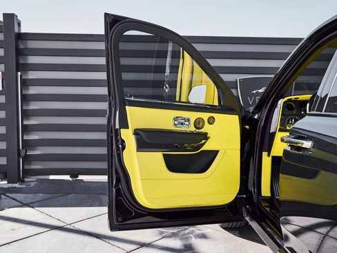 Used 2022 Rolls-Royce Cullinan Black Badge w/ Dark Exterior Package image 34